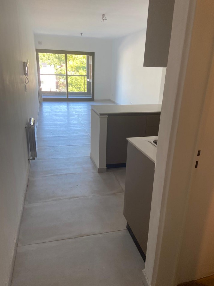 Venta Departamento de Un Ambiente Con Cochera y Balcon Aterrazado en Beccar