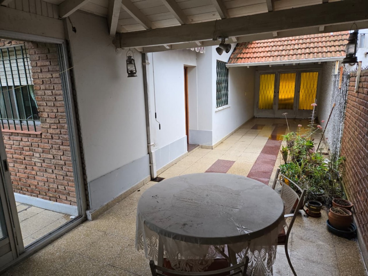 Casa en venta en Barrio Las Carreras, San Isidro 3 dormitorios, jardin, quincho y cochera para 3 autos.