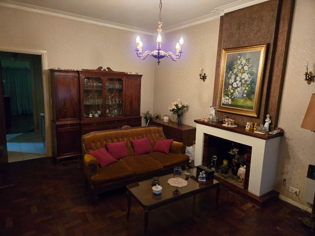 Casa en venta en Barrio Las Carreras, San Isidro 3 dormitorios, jardin, quincho y cochera para 3 autos.