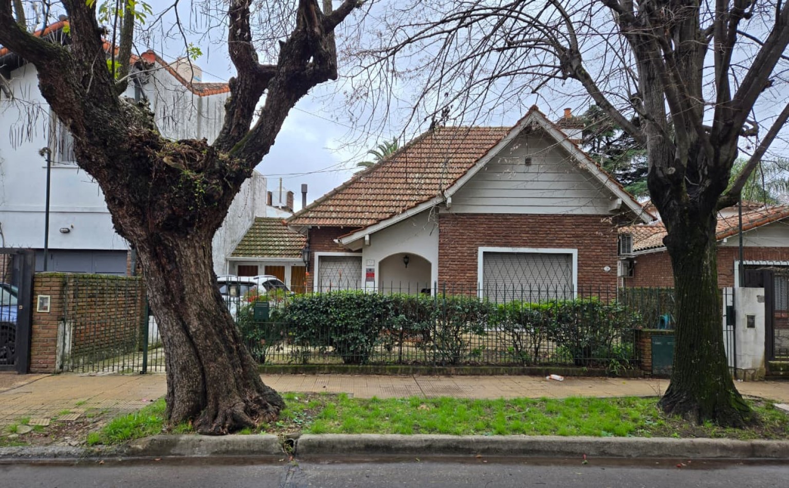 Casa en venta en Barrio Las Carreras, San Isidro 3 dormitorios, jardin, quincho y cochera para 3 autos.