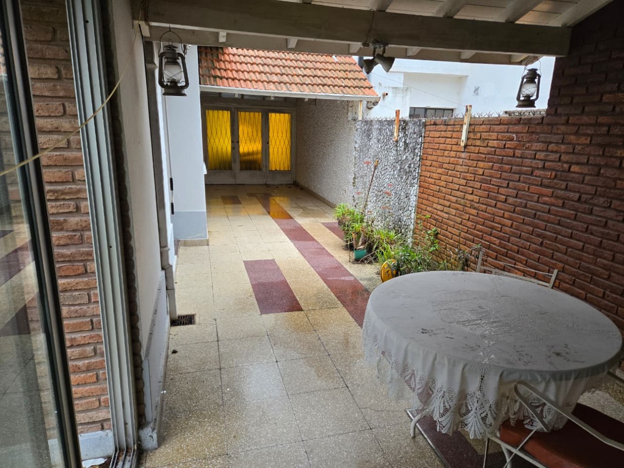 Casa en venta en Barrio Las Carreras, San Isidro 3 dormitorios, jardin, quincho y cochera para 3 autos.
