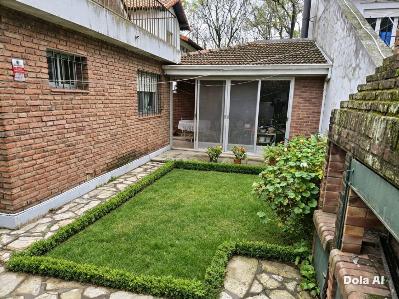 Casa en venta en Barrio Las Carreras, San Isidro 3 dormitorios, jardin, quincho y cochera para 3 autos.