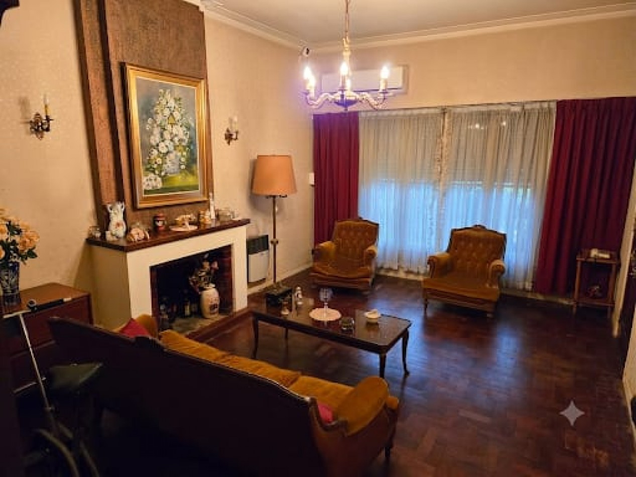 Casa en venta en Barrio Las Carreras, San Isidro 3 dormitorios, jardin, quincho y cochera para 3 autos.