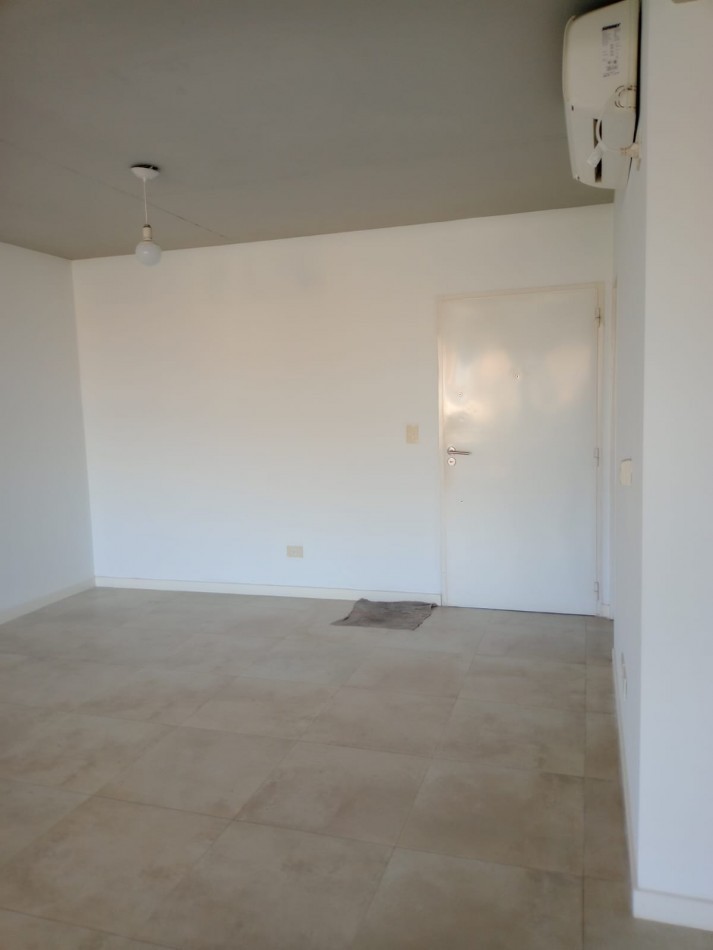 Venta Departamento de 2 Dormitorios (uno abierto al living) con Cochera.