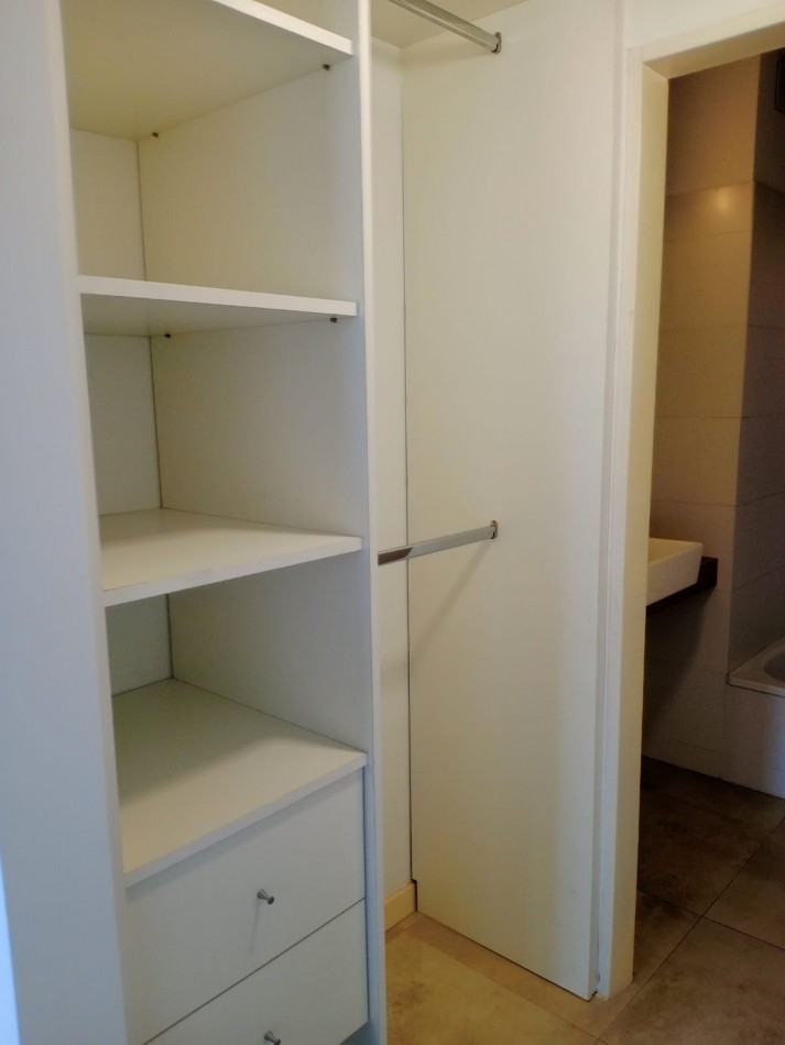 Venta Departamento de 2 Dormitorios (uno abierto al living) con Cochera.
