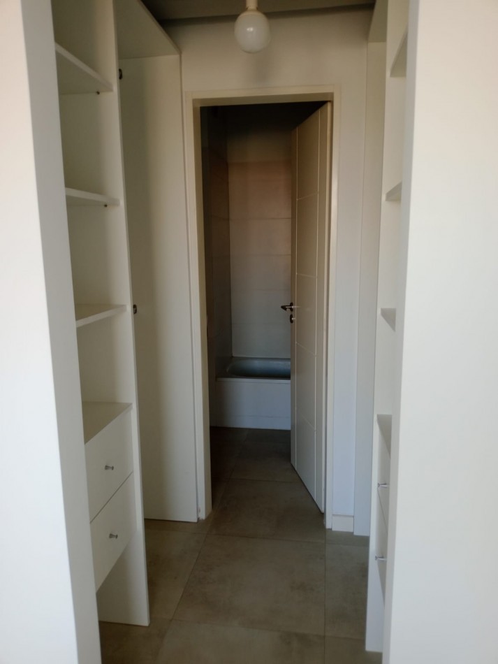 Venta Departamento de 2 Dormitorios (uno abierto al living) con Cochera.