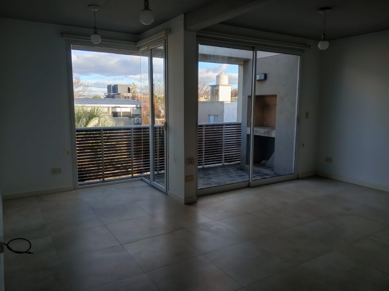 Venta Departamento de 2 Dormitorios (uno abierto al living) con Cochera.