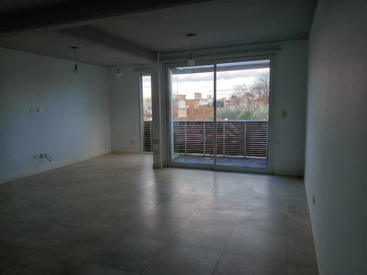 Venta Departamento de 2 Dormitorios (uno abierto al living) con Cochera.